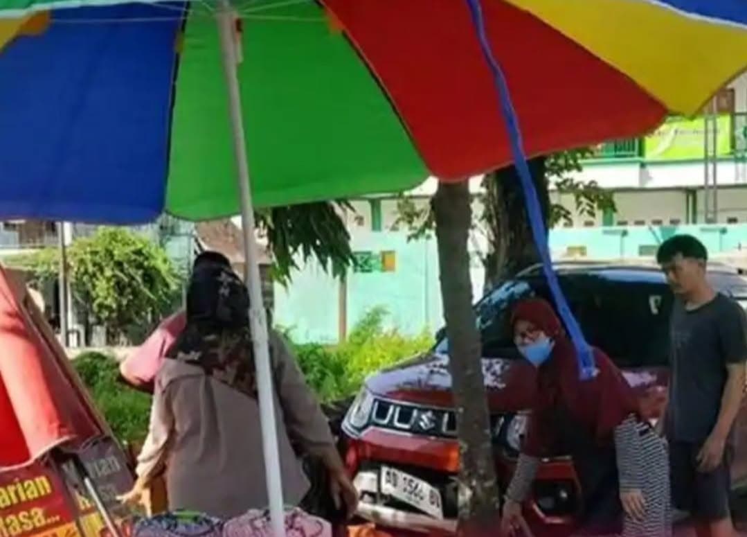 Salah Injak Pedal Gas, Suzuki Ignis Tabrak Lapak Nasi Cokot di Klaten