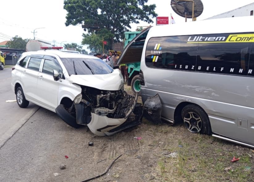 Kecelakaan Karambol di Mijen Demak: Elf Hantam Truk & Avanza, 2 Luka Berat!