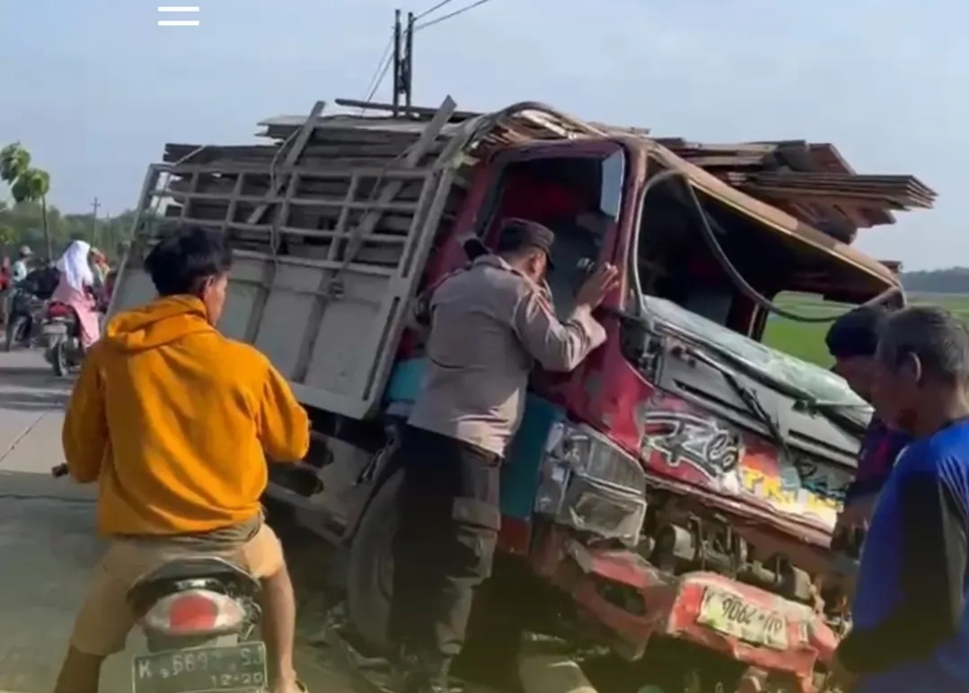 Microbus Vs Truk di Dusun Tahunan Grobogan, Enam Orang Luka-luka