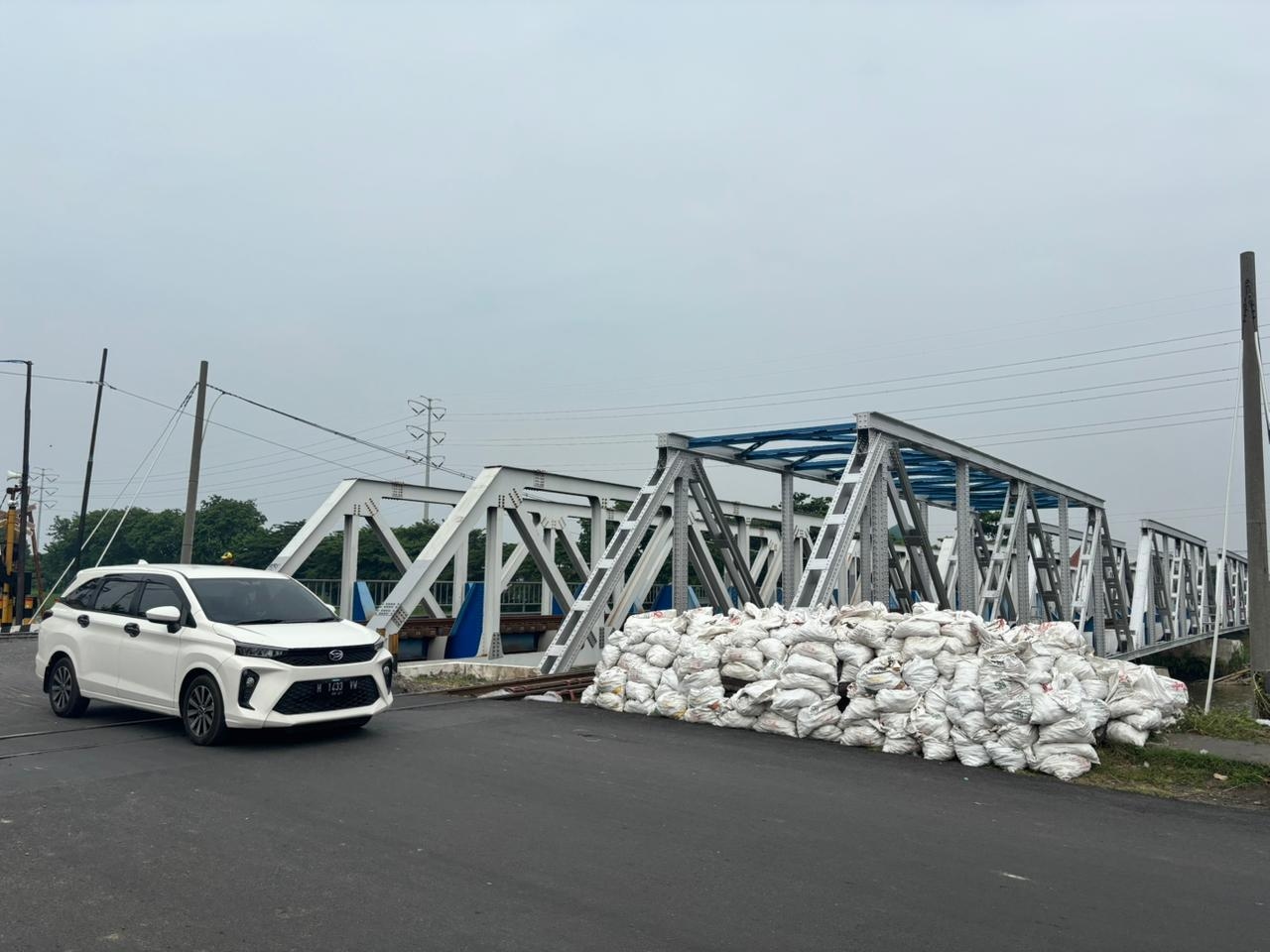 Tingkatkan Keandalan Jalur, KAI Daop 4 Lakukan Perbaikan Geometri Jalan Rel di Perlintasan Jalan Madukoro dan Kokrosono , Kota Semarang