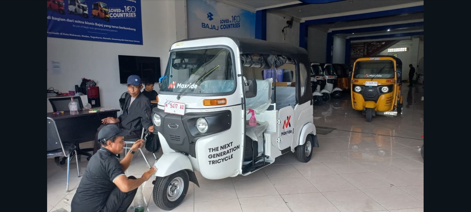 Bajaj RE Uji Tangguh di Tanjakan Ikonik Semarang, Solusi Transportasi Serbaguna untuk Kota Berbukit