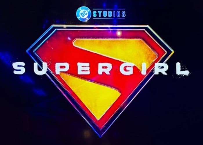DC Reboot Dimulai! Logo dan Kostum Resmi Film Supergirl Terungkap di CCXP Brazil, Terinspirasi Kingdom Come