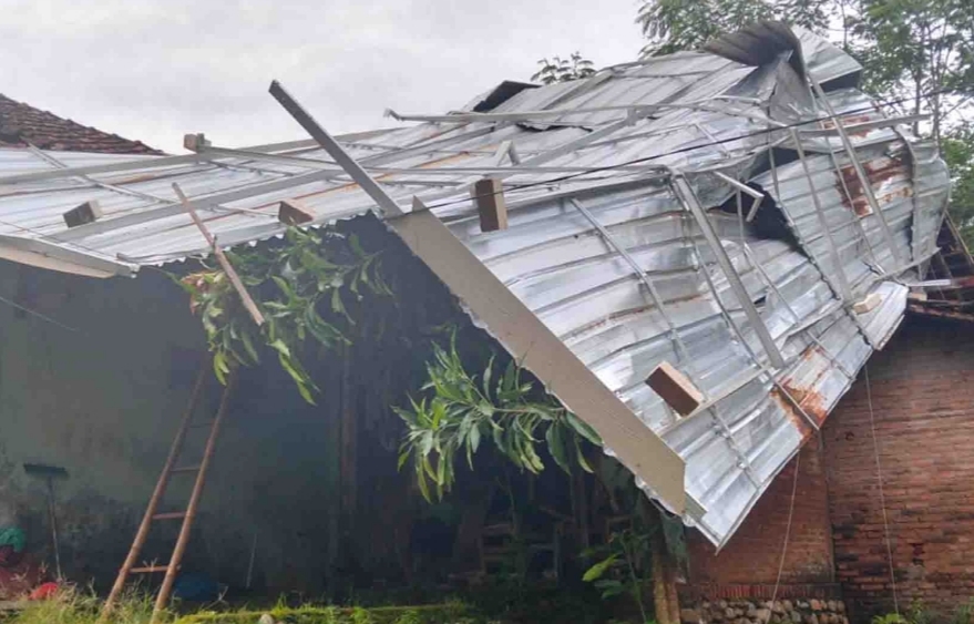 Puting Beliung Serang Desa Tunahan Jepara, Dua Atap Rumah Terbang Terbawa Angin
