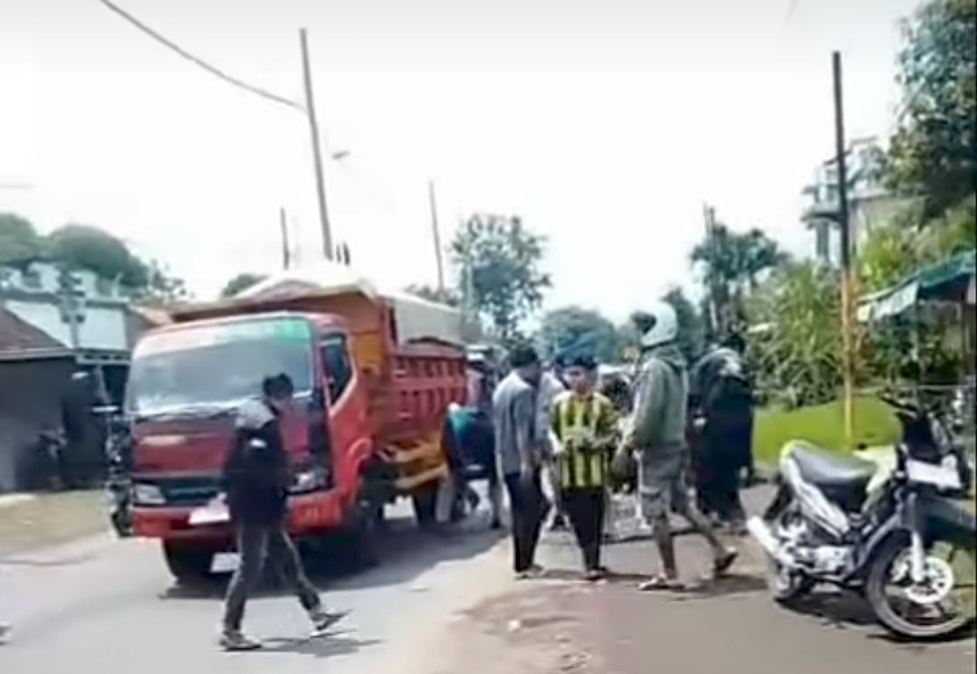 Dua Pengendara Wanita Terserempet Truk di Jalur Bojong-Kajen, Salah Satunya Jatuh ke Kolong Truk