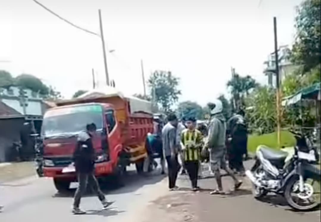 Dua Pengendara Wanita Terserempet Truk di Jalur Bojong-Kajen, Salah Satunya Jatuh ke Kolong Truk