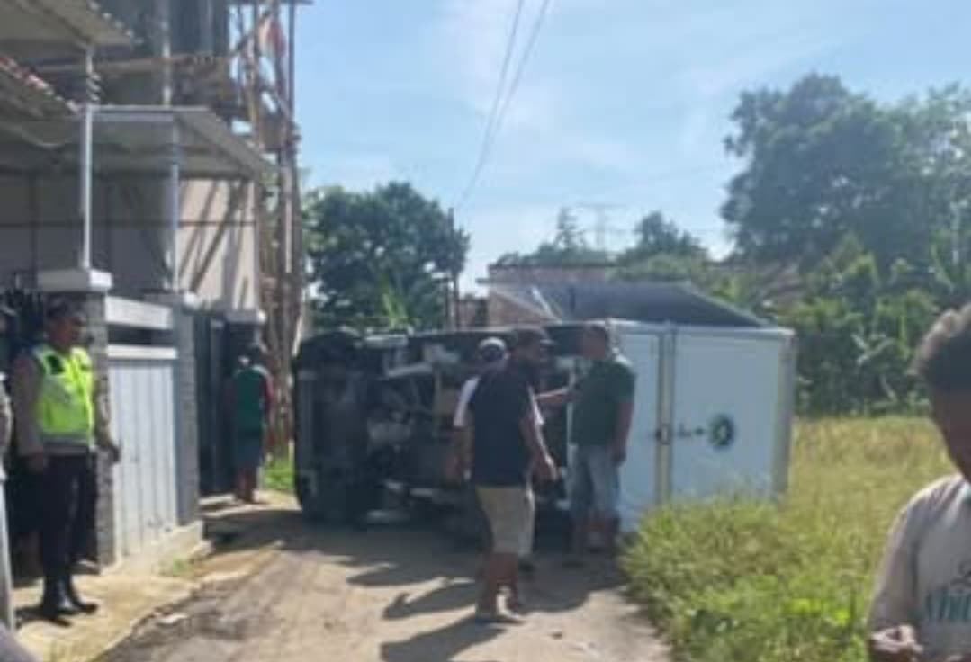 Tabrak Pinggiran Rumah di Kedungwuni Pekalongan, Mobil Operasional MBG Terbalik