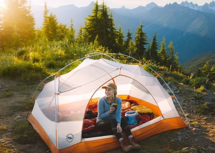 Ucapkan Selamat Tinggal Pengap! 5 Tips Sederhana Bikin Tenda Camping Kamu Nggak Sumpek dan Lebih Nyaman