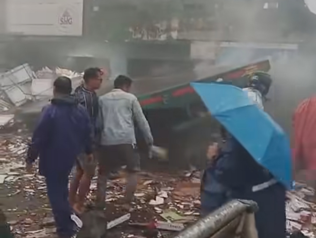 Detik-detik Truk Muatan Keramik Tabrak Ruko di Pasar Kertek Wonosobo