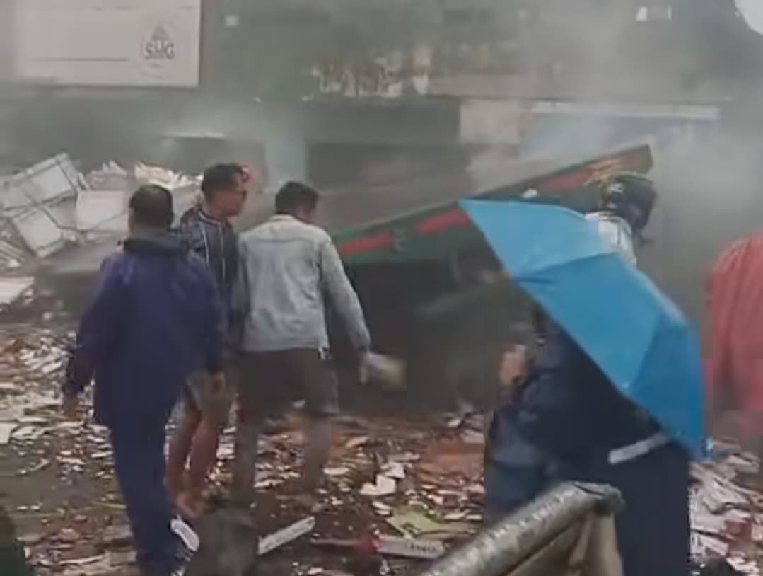 Detik-detik Truk Muatan Keramik Tabrak Ruko di Pasar Kertek Wonosobo