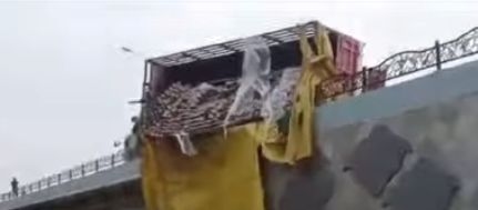 Truk Bermuatan 25 Ton Kopi Botol Terguling, Satu Pengendara Motor Tertimpa