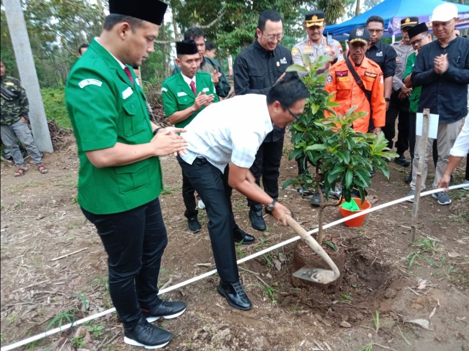 Gemakan Gerakan Indonesia Asri dari Boyolali, PW GP Ansor Jateng Bersama PLN dan BP BUMN Tanam Alpukat di Lereng Merapi