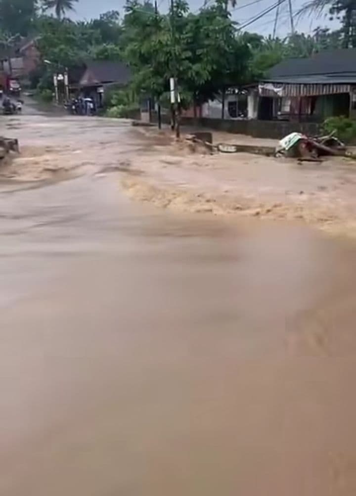Viral, Banjir Rendam Jalan di Kalongan Ungaran Timur