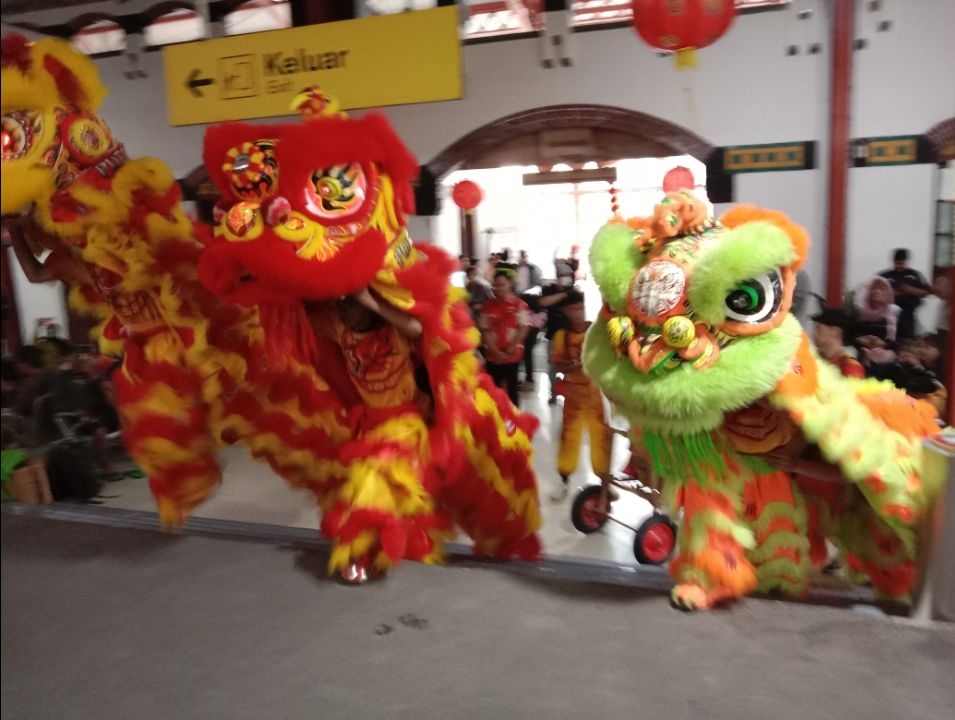 Hibur Penumpang, KAI Daop 4 Gelar Pertunjukan Barongsai di Stasiun Tawang dalam Rangka Imlek