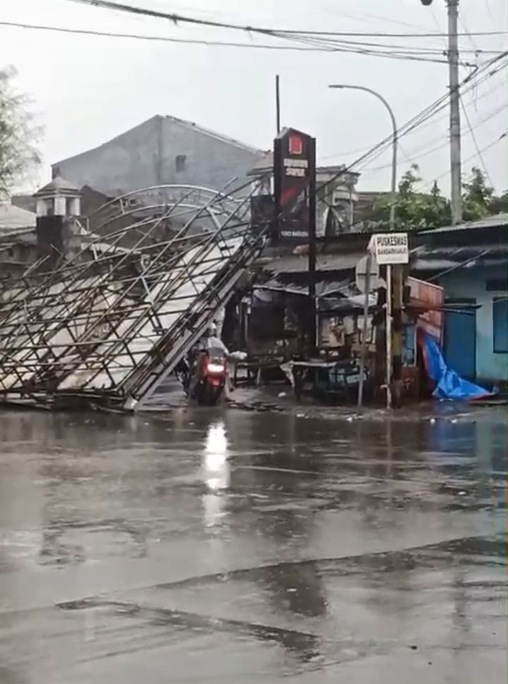 Angin Besar Terjang Papan Reklame Raksasa Hingga Roboh di Tawang Semarang Utara