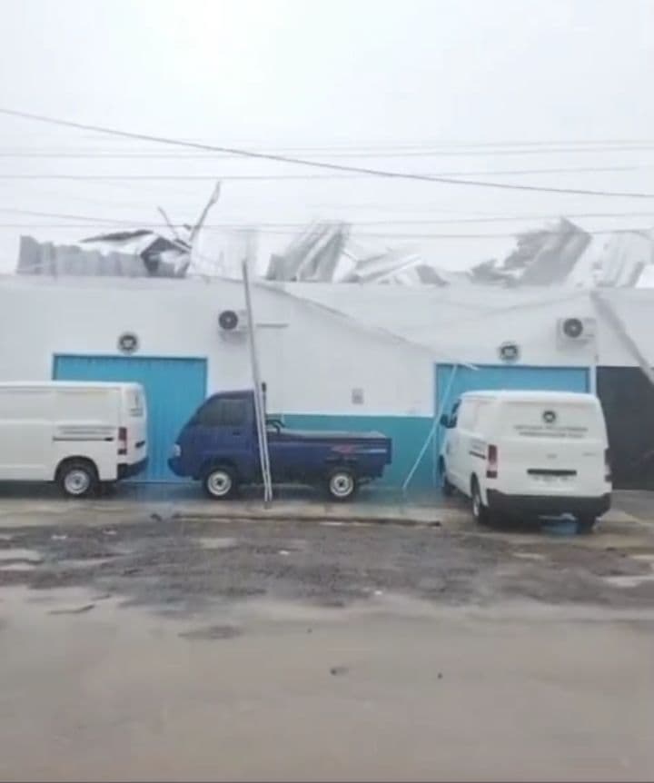 NGERI! Atap Dapur MBG Ambrol Diterjang Angin Kencang di Mangkang Kulon Semarang